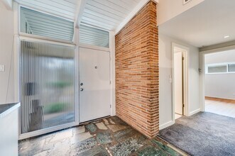 524 N Manus Dr in Dallas, TX - Building Photo - Building Photo