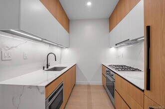 5 Ct Square W in Queens, NY - Building Photo - Building Photo