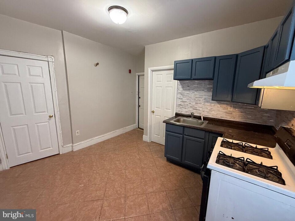 5748 Chestnut St in Philadelphia, PA - Building Photo