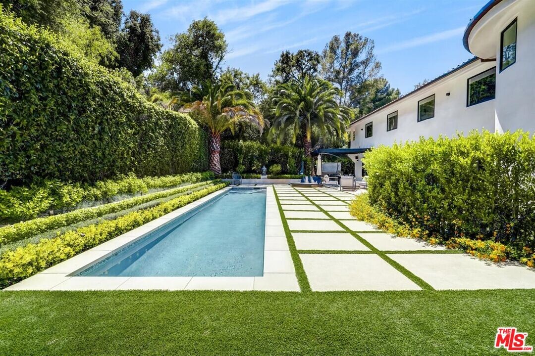 16668 Calneva Dr in Los Angeles, CA - Building Photo