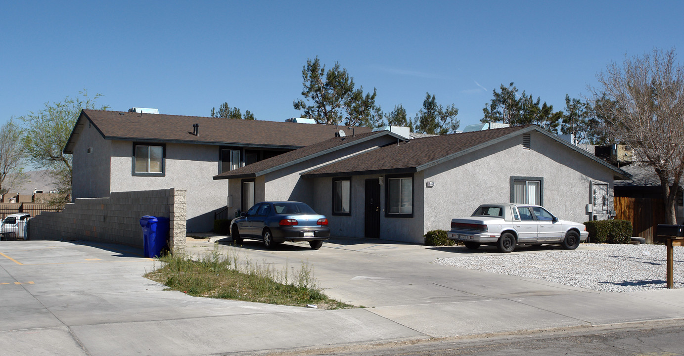 16450 Lariat Rd in Victorville, CA - Building Photo