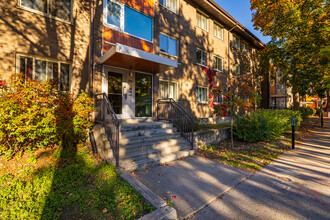 Corporation d’habitation Jeanne-Mance in Montréal, QC - Building Photo - Building Photo