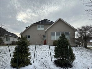 8047 Laurel Park Ln in East Amherst, NY - Building Photo - Building Photo