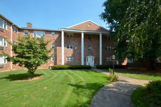 Colonial Arms Apartments in Wethersfield, CT - Building Photo - Building Photo