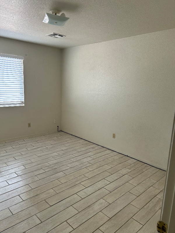 220 N Jones St in Moapa Valley, NV - Foto de edificio - Building Photo