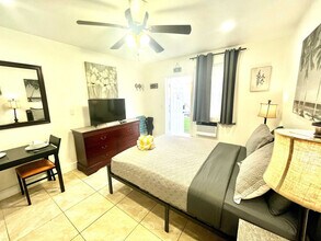 342 Van Buren St in Hollywood, FL - Building Photo - Building Photo