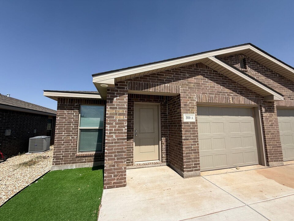 2010 Bryan Ave in Wolfforth, TX - Building Photo