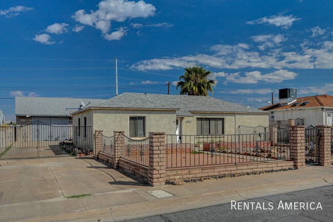 102 N Cholla St in Henderson, NV - Building Photo - Building Photo