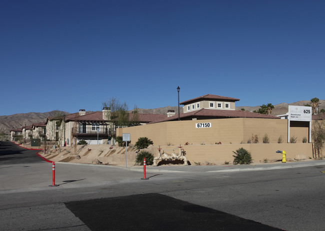 Hacienda Hills Apartments in Desert Hot Springs, CA - Foto de edificio - Building Photo