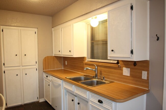 property at 913 Springhill Dr