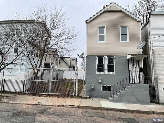 25 Kipp St in Newark, NJ - Building Photo