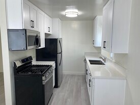 519 N Hayworth Ave in Los Angeles, CA - Building Photo