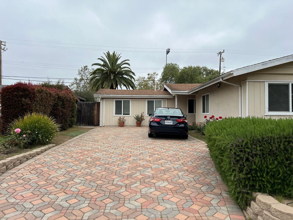 7126 Del Norte Dr in Goleta, CA - Building Photo