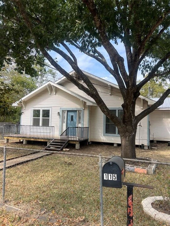 115 Hickman St in Liberty Hill, TX - Foto de edificio