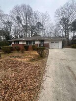 2560 Wood Valley Dr in East Point, GA - Building Photo