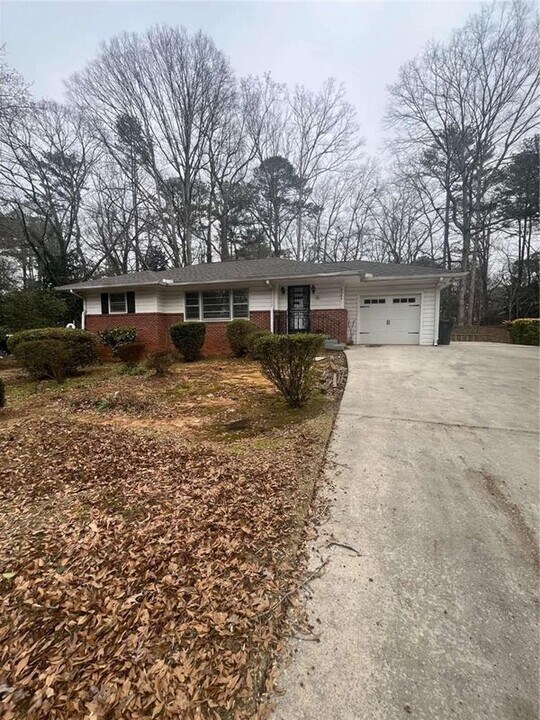 2560 Wood Valley Dr in East Point, GA - Building Photo