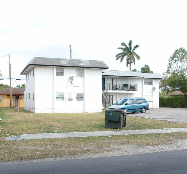 75 NW 11th St in Homestead, FL - Foto de edificio - Building Photo