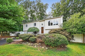 731 Manette Ln in Valley Cottage, NY - Foto de edificio - Building Photo