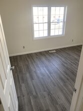 106 E Vine St in Taylorville, IL - Building Photo - Building Photo