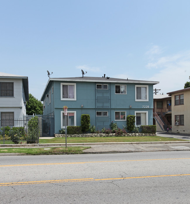 7228 Hazeltine Ave in Van Nuys, CA - Building Photo - Building Photo