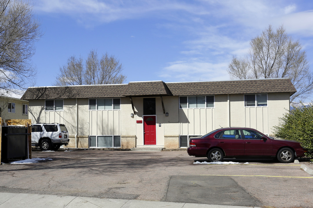 330 Gahart Dr in Colorado Springs, CO - Building Photo