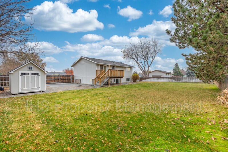 905 W 33rd Ave in Kennewick, WA - Building Photo