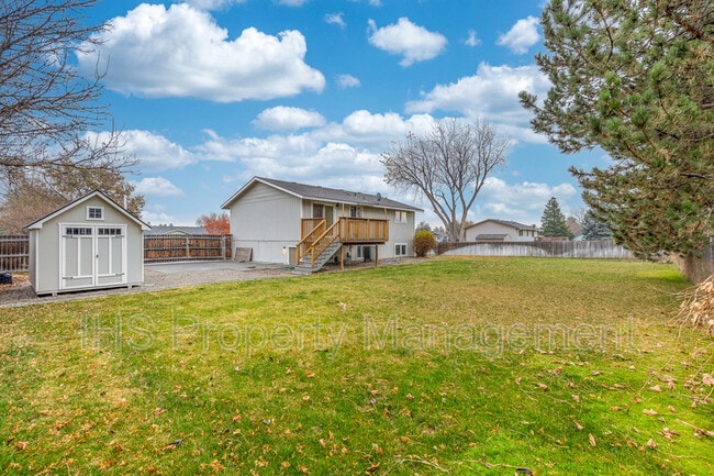 property at 905 W 33rd Ave