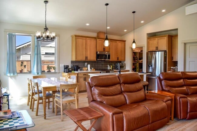 214 Oak Crest Way in Medford, OR - Building Photo - Building Photo