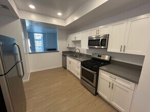 16070 Sunset Blvd in Pacific Palisades, CA - Building Photo - Interior Photo