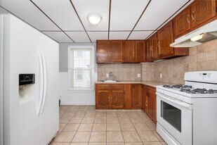 18 Chestnut St, Unit #1 in Everett, MA - Building Photo