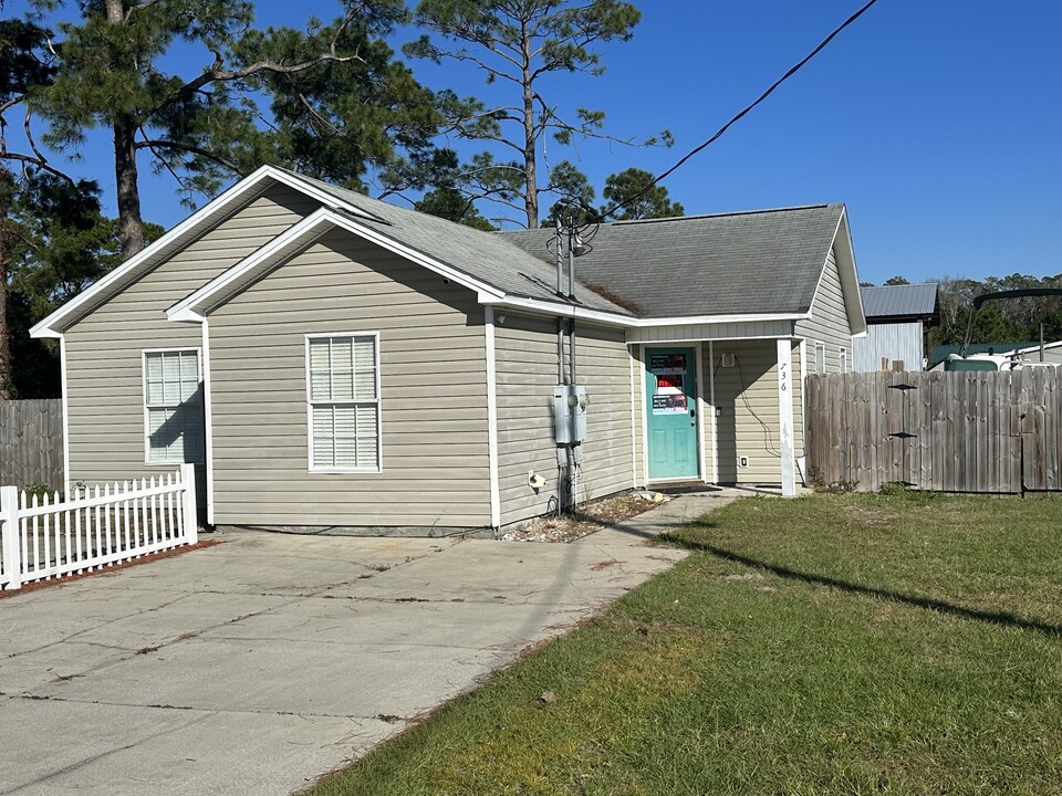 736 Jones Homestead Rd in Port St. Joe, FL - Foto de edificio