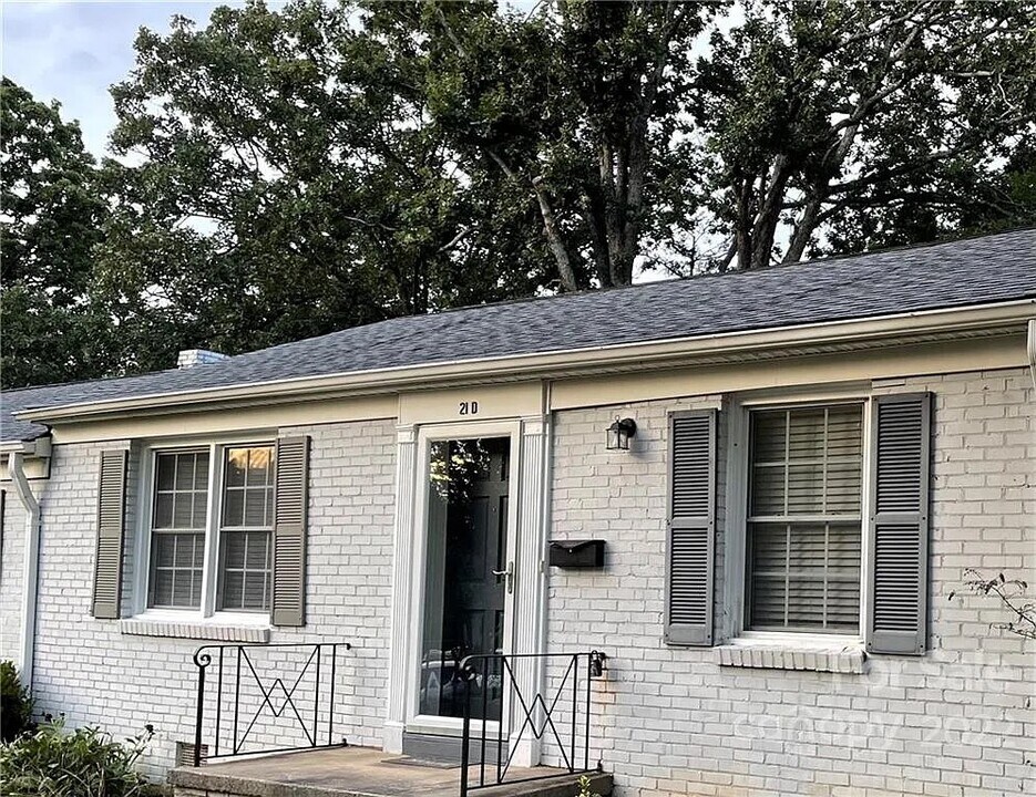 1700 Roslyn Dr in Burlington, NC - Building Photo