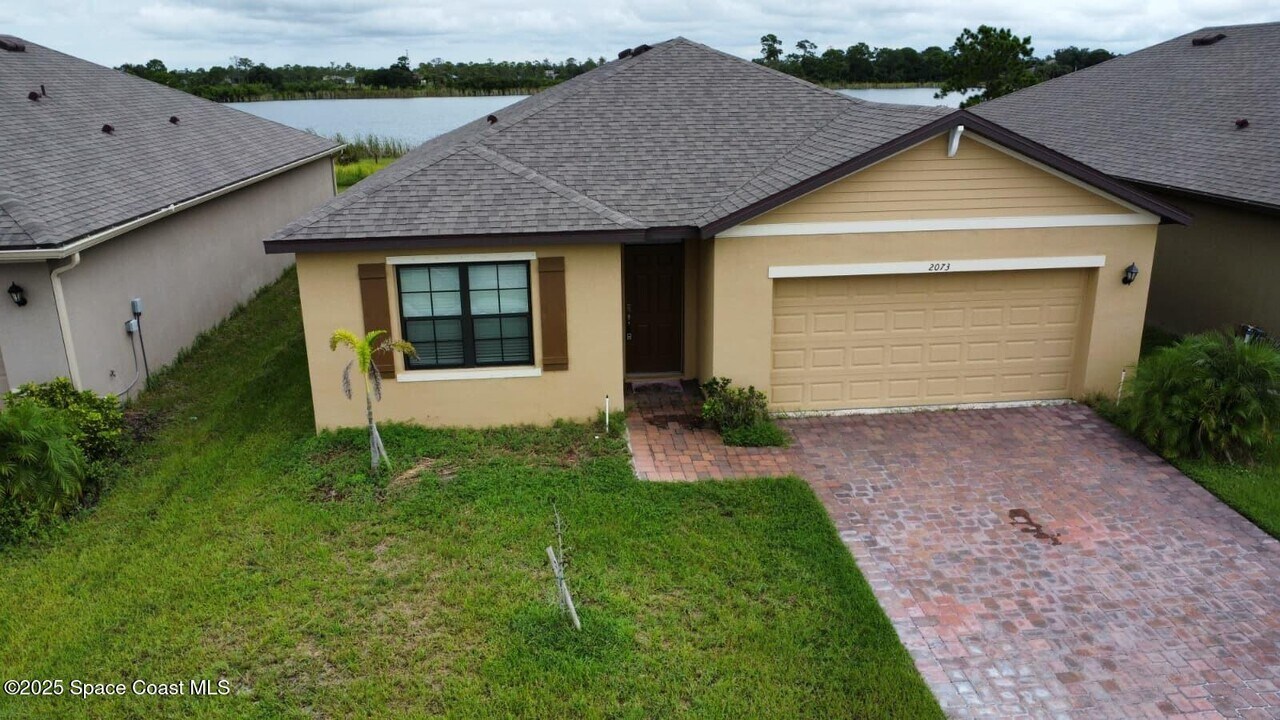2073 Farmhouse Rd SE in Palm Bay, FL - Building Photo