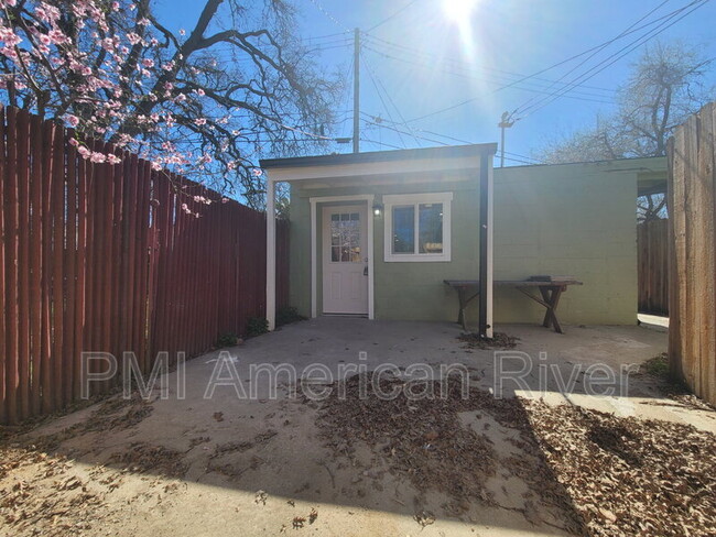 526 Redwood Ave in Sacramento, CA - Building Photo - Building Photo