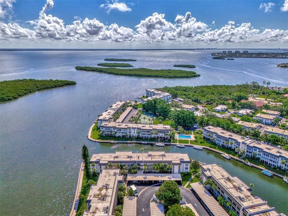 4410 Exeter Dr in Longboat Key, FL - Building Photo