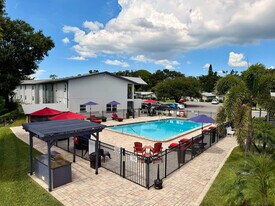 Waterside Village in St. Petersburg, FL - Building Photo