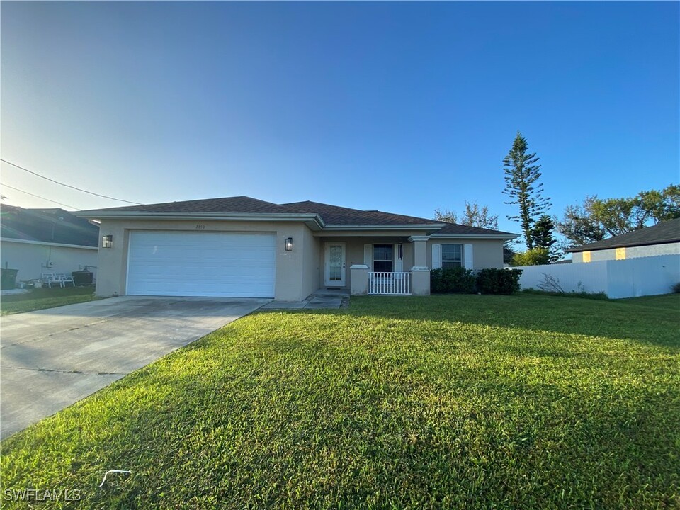 2850 NW 4th Terrace in Cape Coral, FL - Foto de edificio