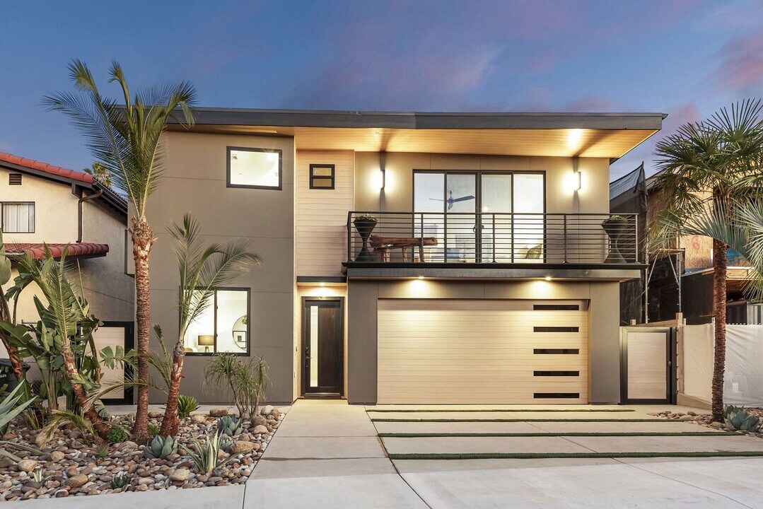 205 W Avenida San Antonio in San Clemente, CA - Building Photo