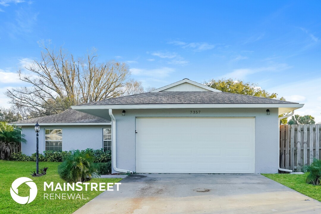 7357 Claries Dr in Sarasota, FL - Building Photo