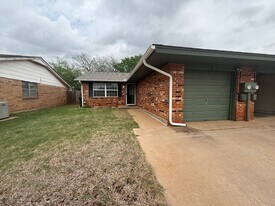 1015 Swan Lake Ct in Edmond, OK - Building Photo