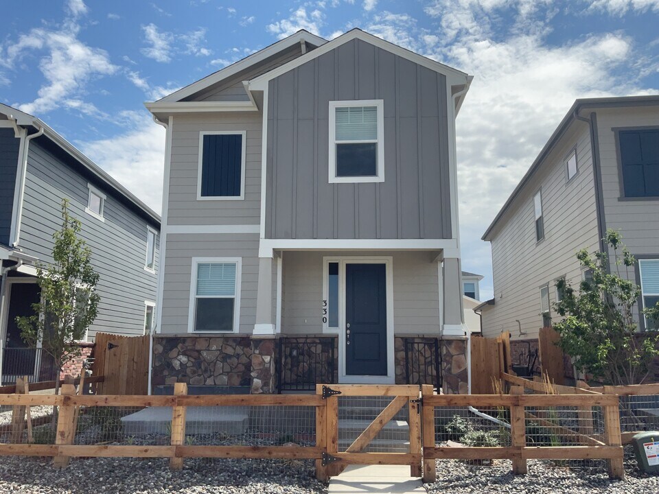 330 N Addison Way in Aurora, CO - Building Photo