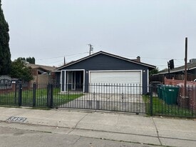3452 S Airport Way in Stockton, CA - Building Photo