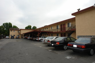 Dee Apartments in Fremont, CA - Foto de edificio - Building Photo