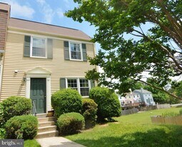 7341 Crestleigh Cir in Alexandria, VA - Building Photo