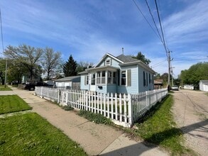 1214 W 9th St in Waterloo, IA - Building Photo - Building Photo