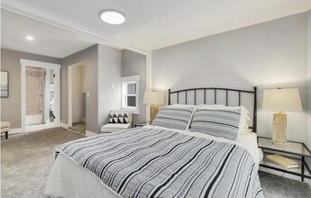 44 NE Lombard St in Portland, OR - Foto de edificio - Building Photo