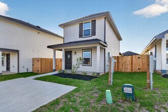 12239 Shield Crest Ct in Willis, TX - Building Photo - Building Photo