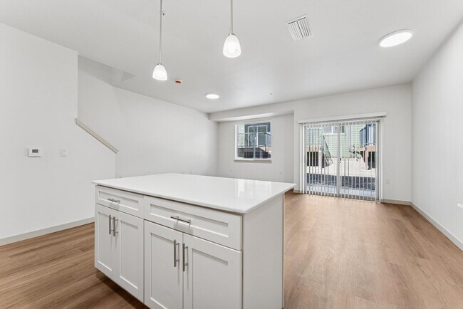 Titan Hill Townhomes in Salem, OR - Foto de edificio - Building Photo