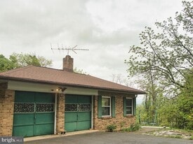 7880 Chambers Hill Rd in Harrisburg, PA - Building Photo