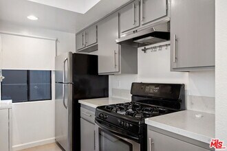 3010 Colorado Ave in Santa Monica, CA - Building Photo - Building Photo